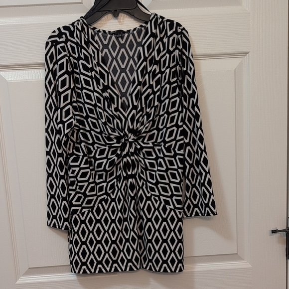 Chaus Dresses & Skirts - Chaus Black and White Long Sleeve V-Neck Tunic Top